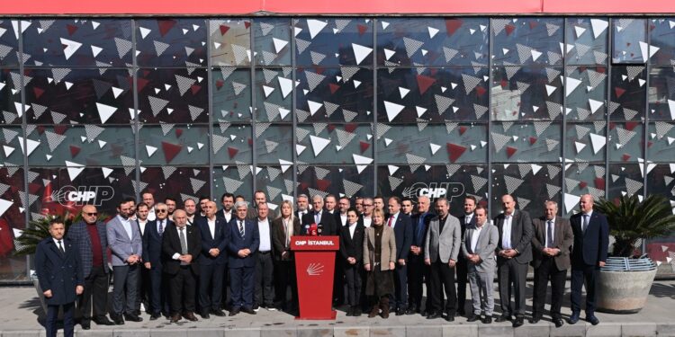 İstanbul’da 39 CHP’li ilçe başkanından kongre soruşturmasına ortak tepki: “AKP, şaibe arıyorsa tarihine bakmalı, göstermelik kongrelerini sorgulamalıdır”