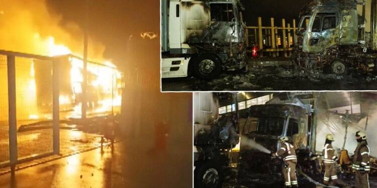 İstanbul'da iki TIR yandı