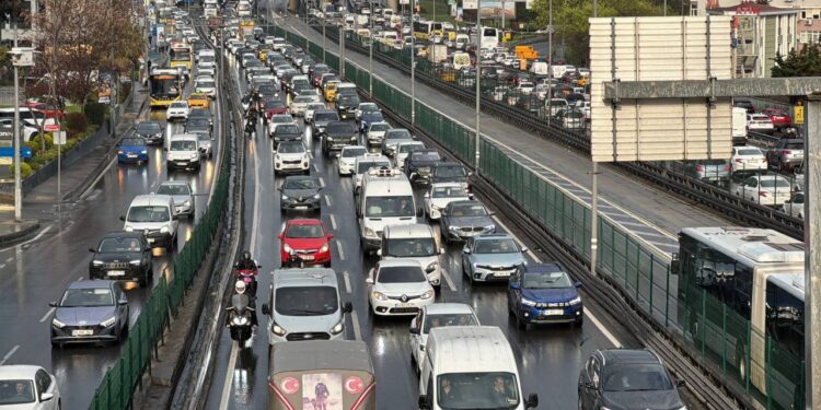 İstanbul'da trafik yoğunluğu bayram tatilinin de etkisiyle yüzde 85'e çıktı