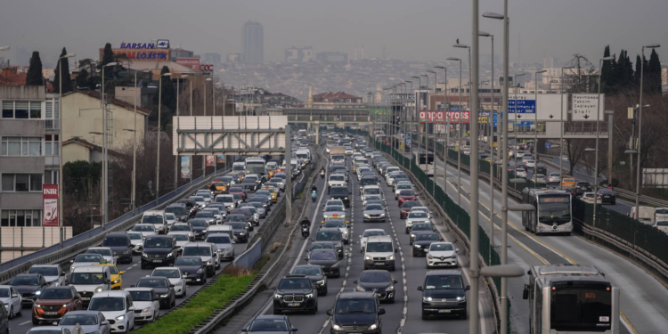 İstanbul'da trafik yoğunluğu yüzde 80'e çıktı