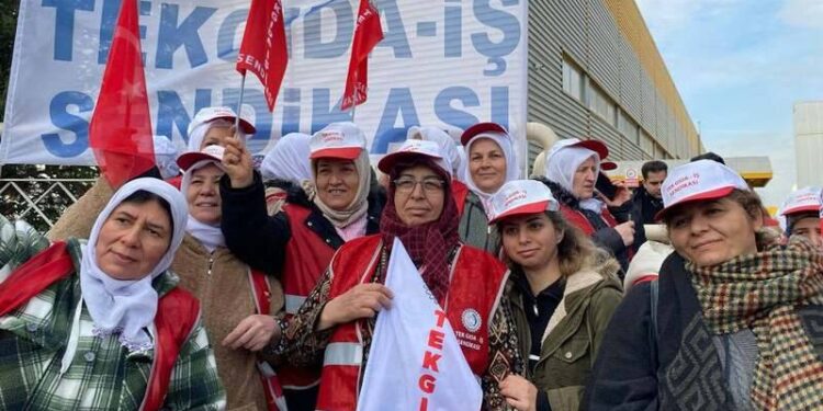 İzmir'de tütün işçilerinin grevi büyüyor; üç fabrikada bin 700 işçi iş bıraktı!