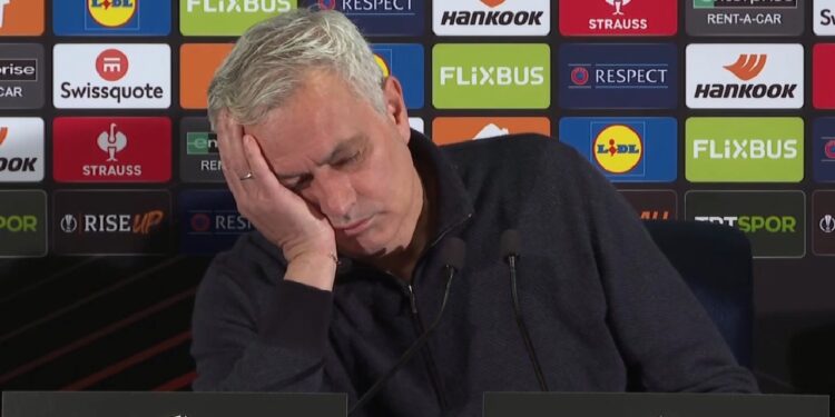 Jose Mourinho Basın Toplantısında Uyudu!