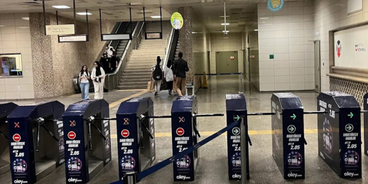 Kadınlar gününde Taksim, kadınlara yasaklandı: Metro istasyonları kapatıldı, araç ve yaya trafiği durduruldu