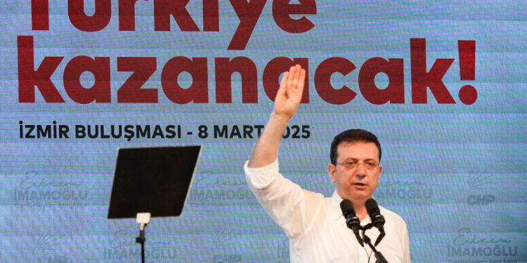 Kampanyasını İzmir'den başlattı: Cumhurbaşkanlığı için yola çıkıyorum