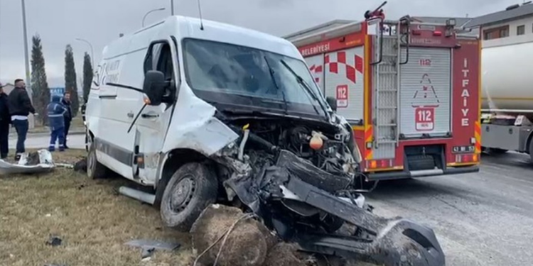 Kamyonet ile Tır Çarpıştı: 2 Yaralı