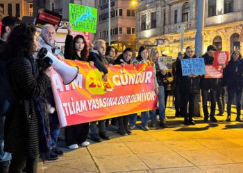 "Kan kokuyor, kan kokuyor, manşetleriniz kan kokuyor!"