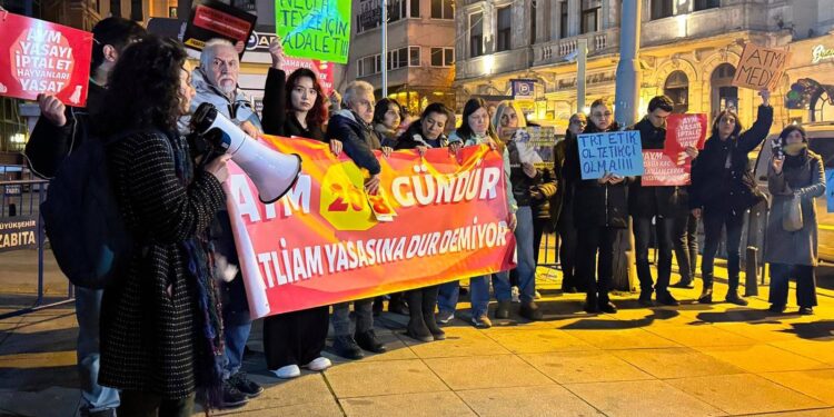 "Kan kokuyor, kan kokuyor, manşetleriniz kan kokuyor!"