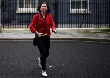 Keir Starmer yardım bütçesini savunmaya kaydırdı; Kalkınma Bakanı istifa etti