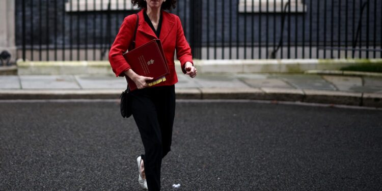 Keir Starmer yardım bütçesini savunmaya kaydırdı; Kalkınma Bakanı istifa etti