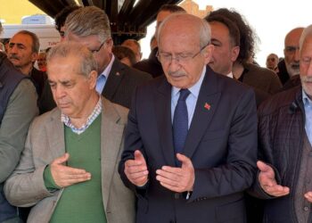 Kılıçdaroğlu Kuzeninin Cenaze Törenine Katıldı