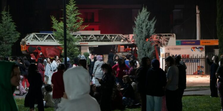 Kız Öğrenci Yurdunda Yangın Paniği