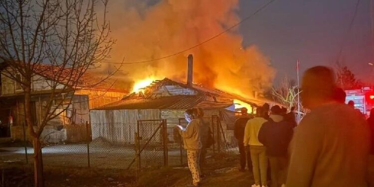 Komşularını öldüren baba ve oğlunun evi yandı!