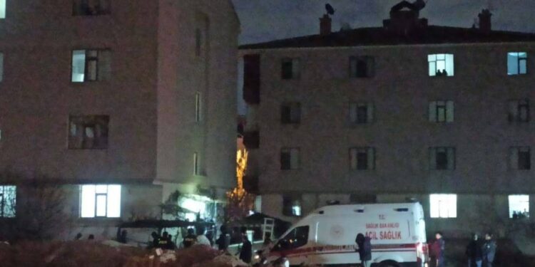 Konya'da Kadın Cinayeti: Eşini Öldürüp, İntihar Etti; KADES Uygulamasına Çocuklar Bastı