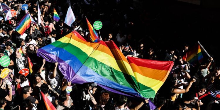 LGBTİ+ Karşıtı Kanun Taslağına Ortak Tepki, Siyasilere Net Çağrı: 'Ama Devri Bitti'