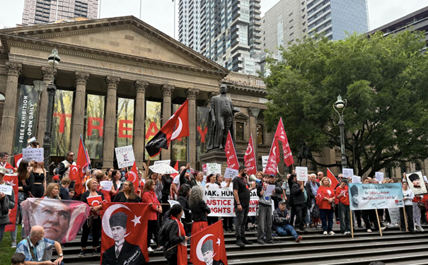 Melbourne’de İmamoğlu’na destek yürüyüşü: “Hak, Hukuk, Adalet”