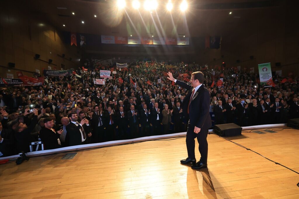 Mezunlardan İmamoğlu'na diploma desteği: Anasının ak sütü kadar helal