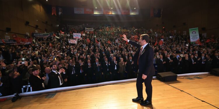 Mezunlardan İmamoğlu'na diploma desteği: Anasının ak sütü kadar helal