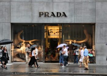 Moda devi Prada, Versace’yi satın alıyor