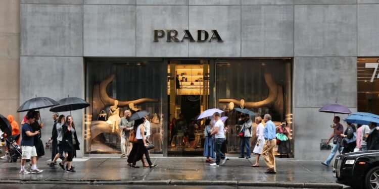 Moda devi Prada, Versace’yi satın alıyor