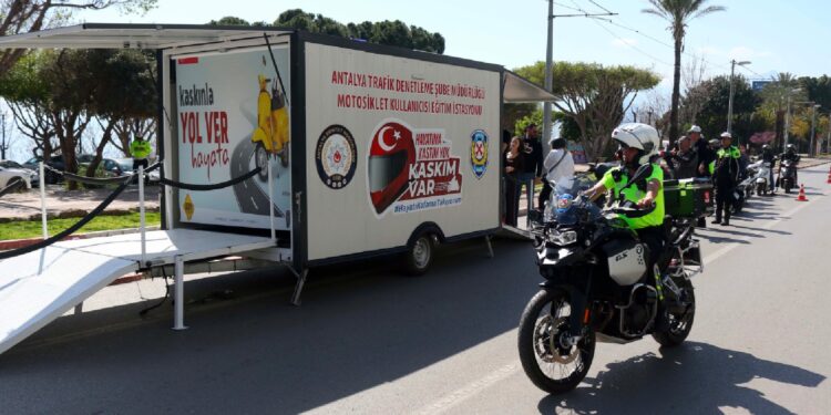 Motosikletlilere özel "Motosiklet Kullanıcısı Eğitim İstasyonu Trafik Mobil Karavanı" kullanıma sunuldu