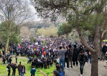 Öfke dinmiyor: Onbinlerce öğrenci toplandı!