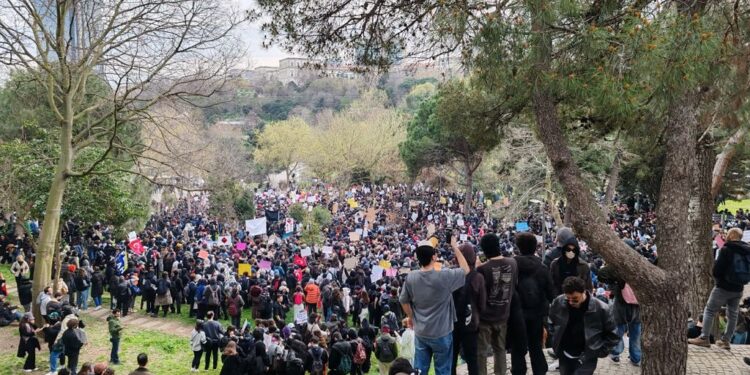 Öfke dinmiyor: Onbinlerce öğrenci toplandı!