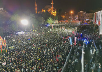 On binlerce kişi, adalet için meydanlarda