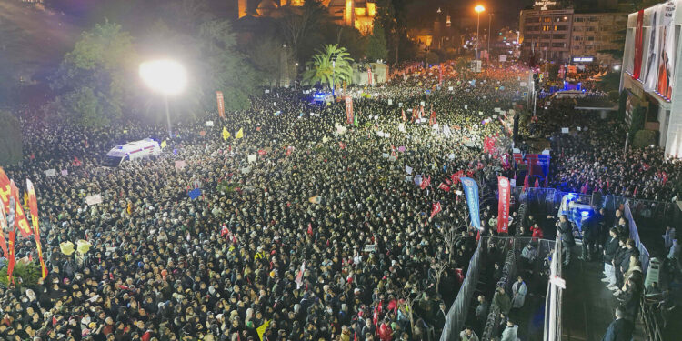 On binlerce kişi, adalet için meydanlarda