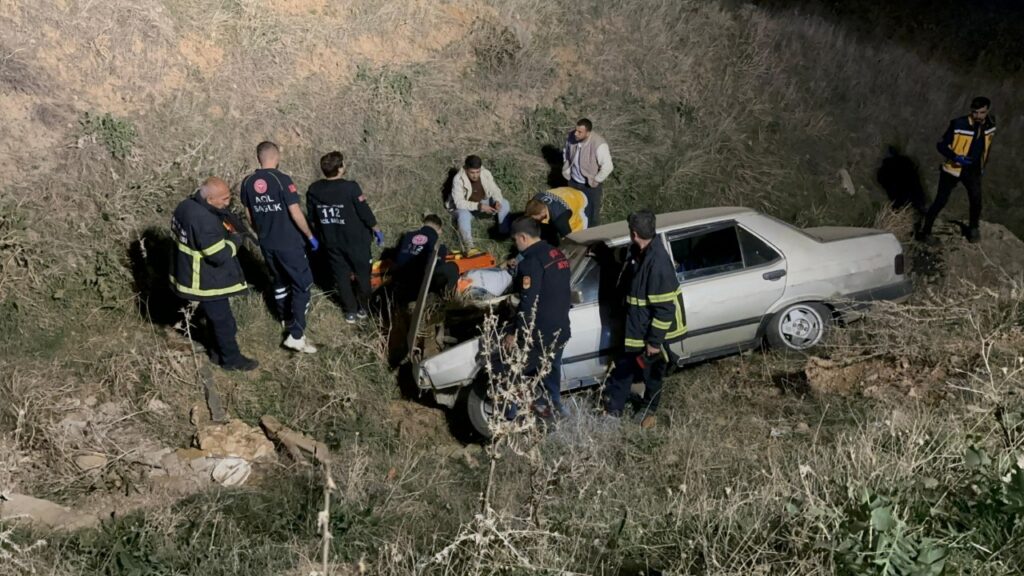 Otomobil Şarampole Uçtu: 3 Yaralı