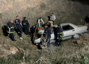 Otomobil Şarampole Uçtu: 3 Yaralı