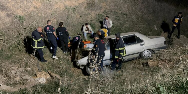 Otomobil Şarampole Uçtu: 3 Yaralı