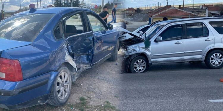 Otomobiller Kavşakta Birbirine Girdi: Yaralılar Var