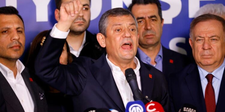 Özel’den bakanlara ‘sokak’ yanıtı