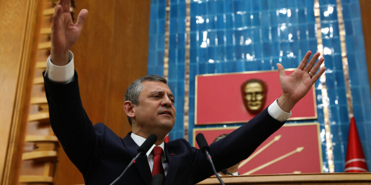 Özel'den demokrasi ve reform çağrısı