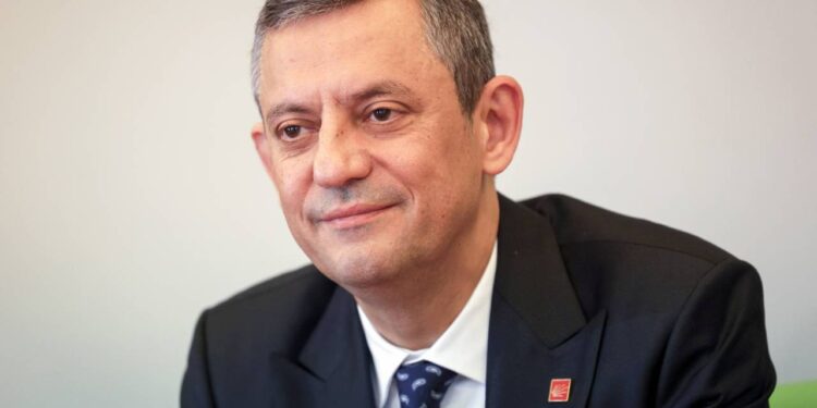 Özgür Özel, Brüksel'de Konuştu: '23 Mart'ta İmamoğlu Resmen Cumhurbaşkanı Adayı Olacak'