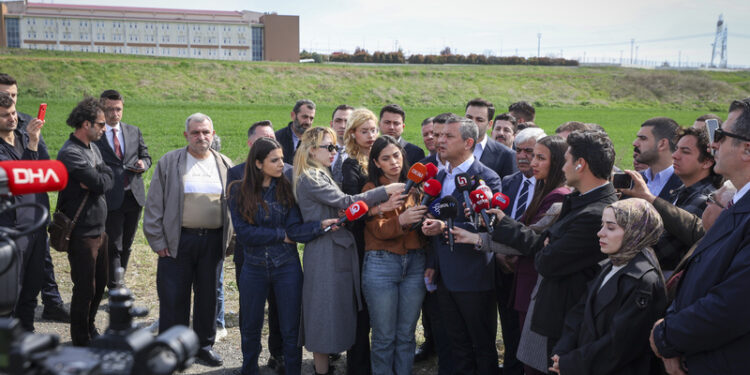 Özgür Özel: Gençlere ters kelepçenin, kötü muamelenin hesabını soracağım