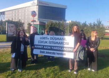 Özgür Üniversite Hareketi’nden İstanbul Medeniyet Üniversitesi önünde protesto; “LGBTİ+ düşmanı, çocuk istismarcısı Ahmet Akın yargılanmalıdır”