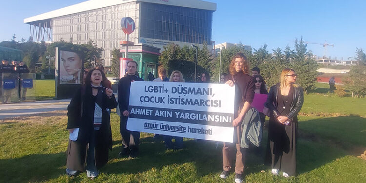 Özgür Üniversite Hareketi’nden İstanbul Medeniyet Üniversitesi önünde protesto; “LGBTİ+ düşmanı, çocuk istismarcısı Ahmet Akın yargılanmalıdır”