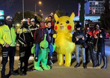 Pikachu'lu İmamoğlu protestosu: Kaçışı olay oldu!