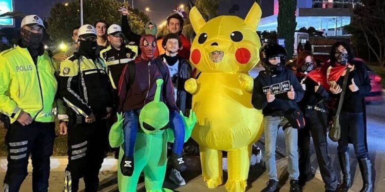 Pikachu'lu İmamoğlu protestosu: Kaçışı olay oldu!