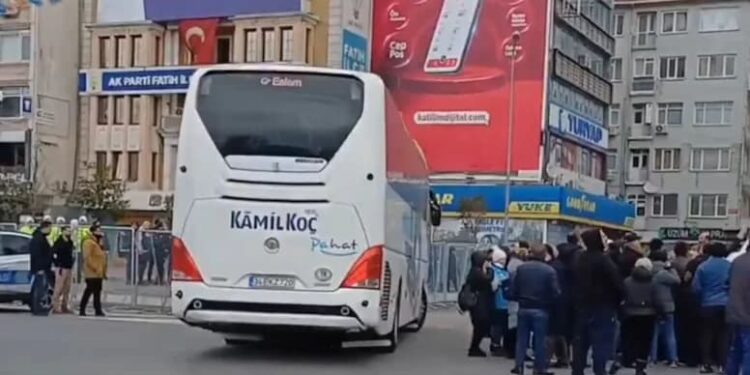 Polisler şehirler arası yolcu otobüsleriyle taşındı