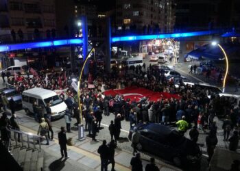 Rize'deki İmamoğlu'na destek yürüyüşünde eylemcilerle protestoya tepki gösteren vatandaşlar arasında arbede; 1 gözaltı