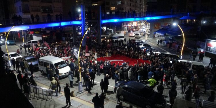 Rize'deki İmamoğlu'na destek yürüyüşünde eylemcilerle protestoya tepki gösteren vatandaşlar arasında arbede; 1 gözaltı