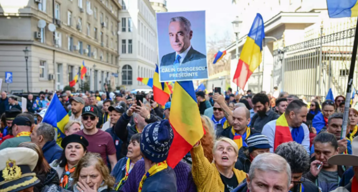 Romanya’da aşırı sağcı aday seçimden men edildi, sokaklar karıştı