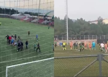 Saha Değil, Boks Ringi! Futbolcular Birbirine Girdi, Tekme ve Yumruklar Havada Uçuştu