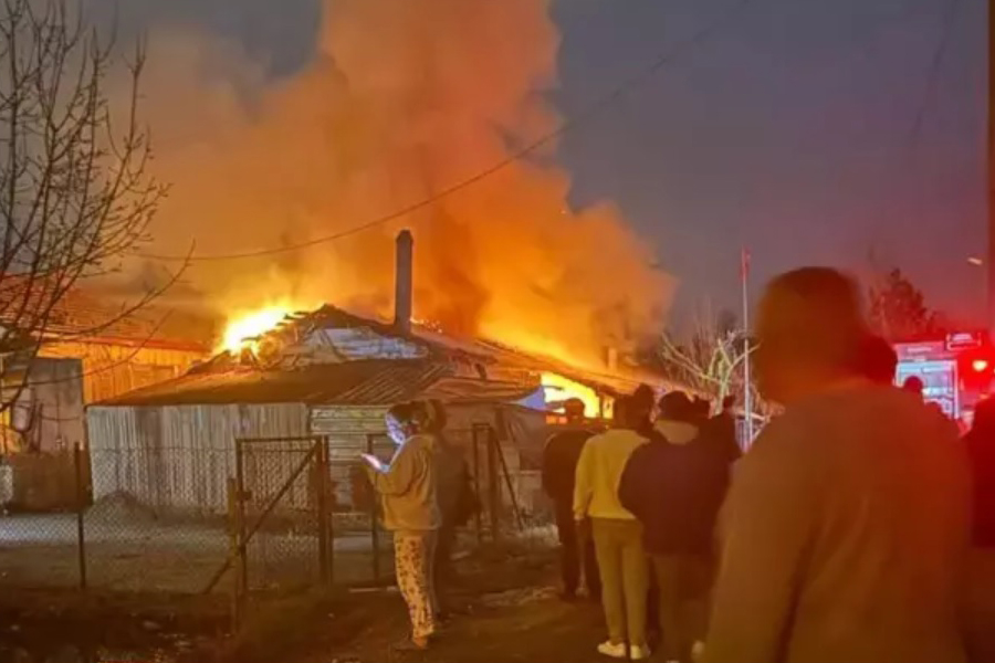 Sakarya’da komşularını öldüren baba ile oğlunun evi yandı