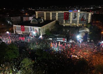 Saraçhane'de son gün | Özgür Özel'den İstanbul Valisi'ne: Bir gencime bu gece cop vurursan, gaz sıkarsan senin alnını karışlamayan namerttir!
