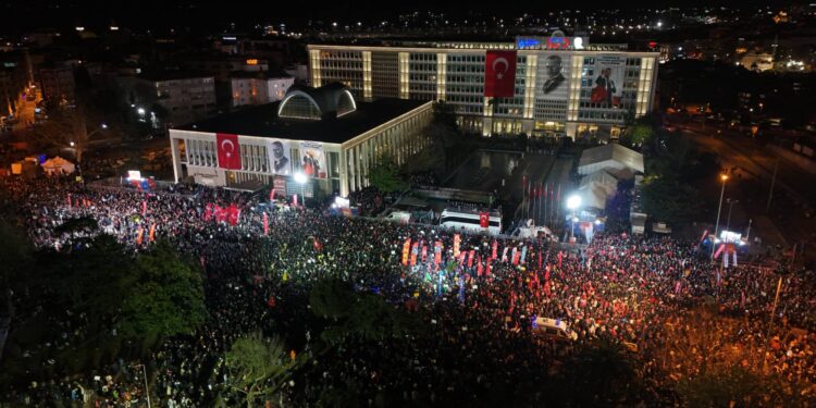 Saraçhane'de son gün | Özgür Özel'den İstanbul Valisi'ne: Bir gencime bu gece cop vurursan, gaz sıkarsan senin alnını karışlamayan namerttir!