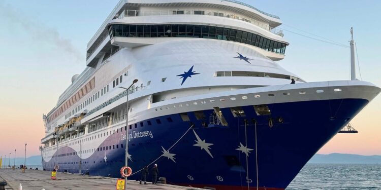 Sezonun ilk kruvaziyeri Kuşadası Limanı'nda; Santorini'ye gidecek