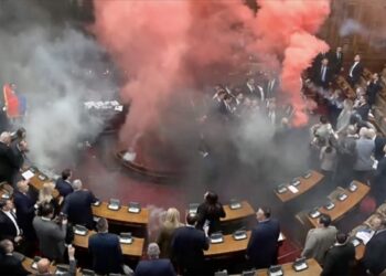 Sırbistan’da Meclis’e sis bombası atıldı: Bir vekil beyin kanaması geçirdi 